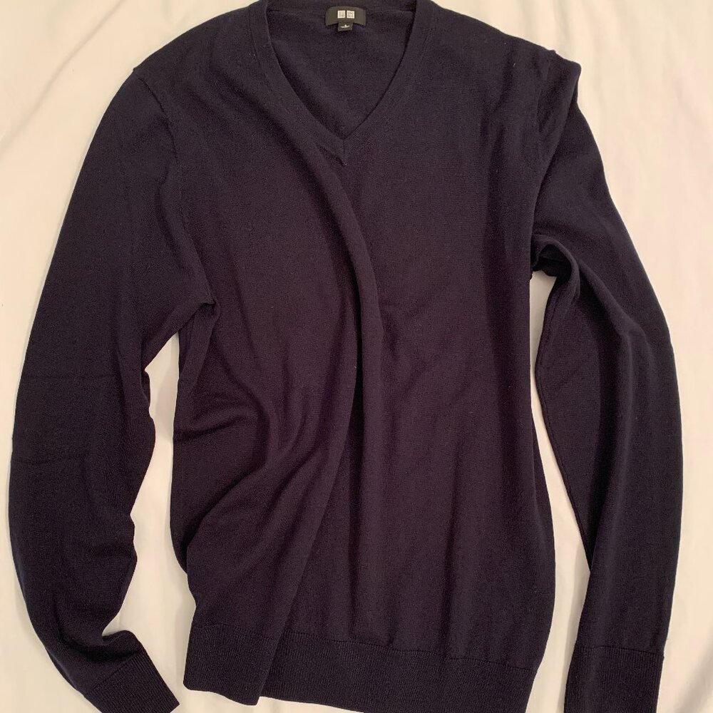 Uniqlo NAVY v neck sweater